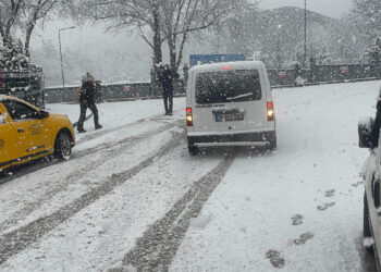 Bursa'da yoğun kar yağışı; araçlar yolda kaldı