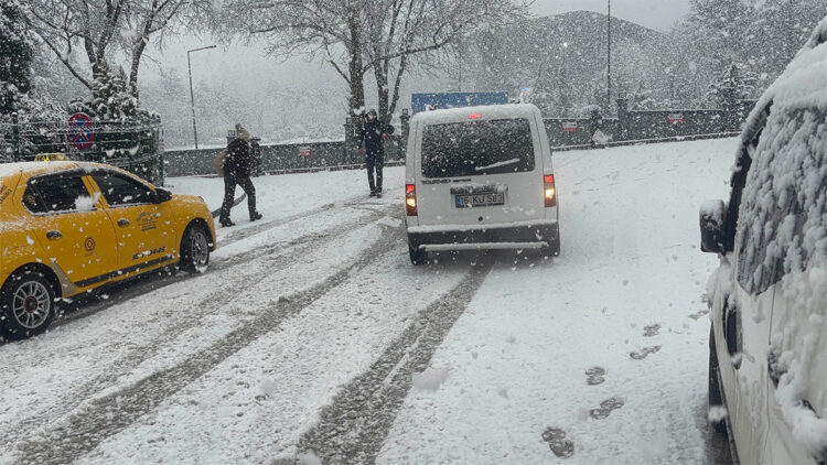 Bursa'da yoğun kar yağışı; araçlar yolda kaldı