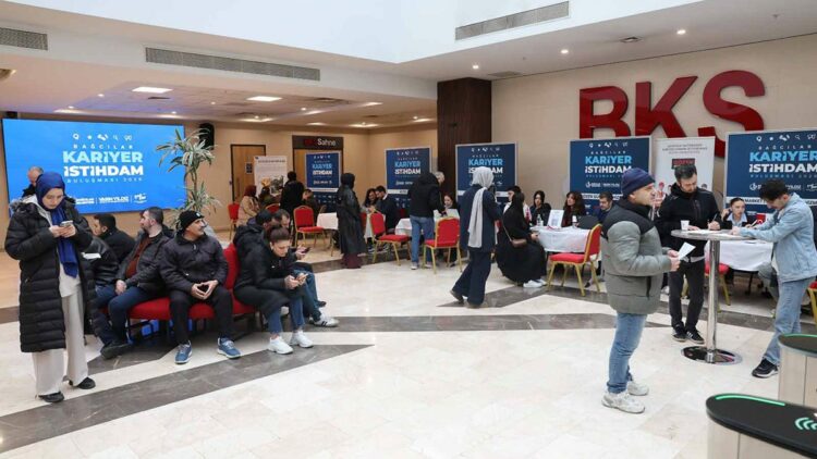 Bağcılar'da iş arayanlar ile iş verenler 'Kariyer Buluşmaları'nda bir araya geldi