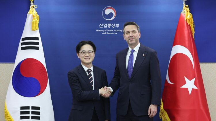 Bakan Bayraktar, Kore Ticaret Bakanı Kim ile görüştü