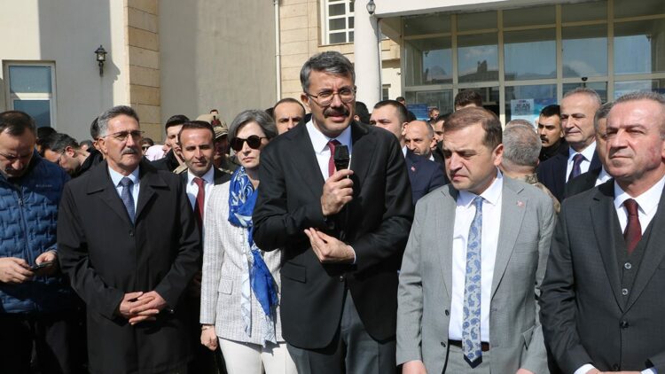 Bakan Yardımcılığına atanan Vali Ali Çelik, Hakkari'ye veda etti