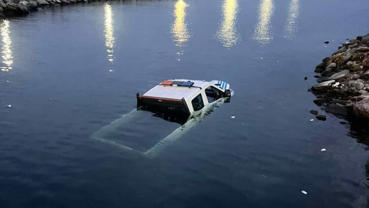 Bakırköy'de zabıta aracı denize düştü 