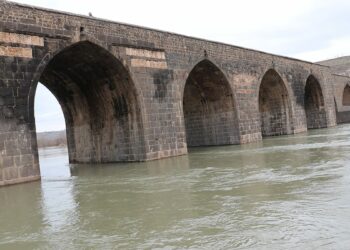 Barajlardan kontrollü tahliye sonrası Dicle Nehri’nin su seviyesi yükseldi