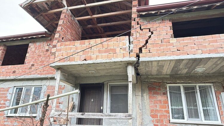 Bartın'da toprak kayması; 3 evde çatlaklar oluştu