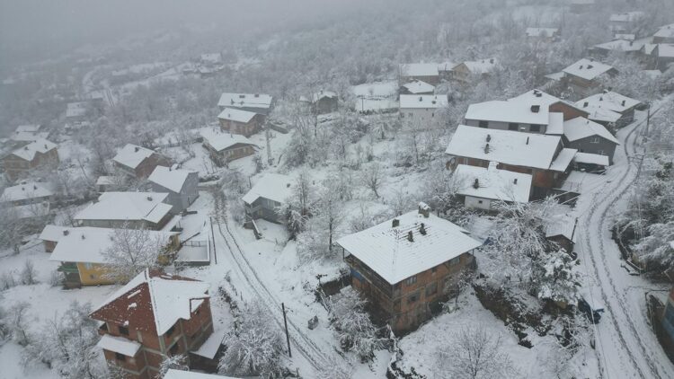 Bartın'ın yüksek kesimlerine kar yağdı