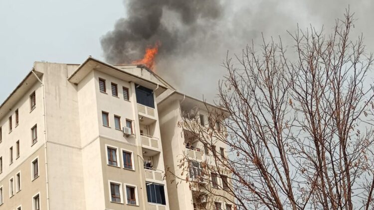 Batman'da 9 katlı binada yangın; 21 kişi dumandan etkilendi