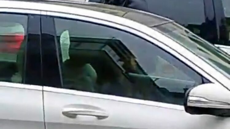 Bebek'te trafiği kapatıp aracında dans eden kadın hastaneye yatırıldı 