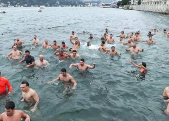 Beşiktaş'ta kansere dikkat için 100 kişiyle denize girdiler