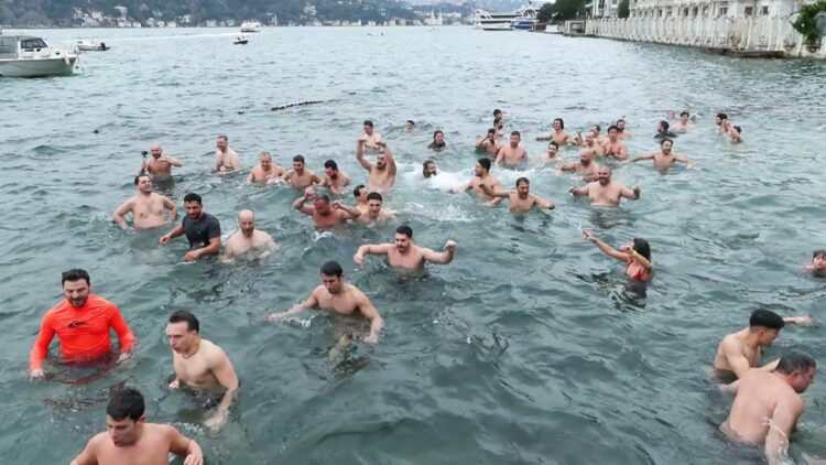 Beşiktaş'ta kansere dikkat için 100 kişiyle denize girdiler