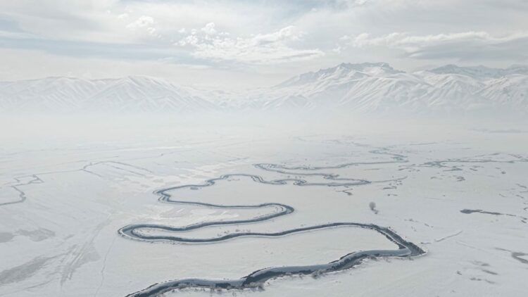 Beyaz örtüyle kaplanan Menderesler, dronla görüntülendi