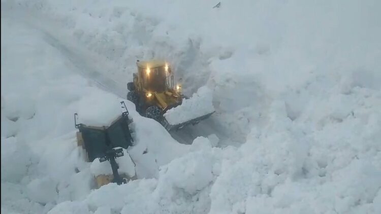 Beytüşşebap’ta çığ nedeniyle 3 köy yolu ulaşıma kapandı