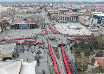 Binlerce Erzincanlıdan bayrak yürüyüşü