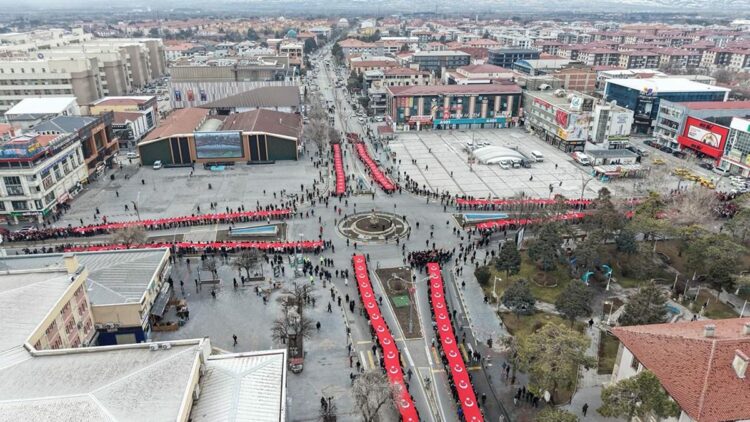 Binlerce Erzincanlıdan bayrak yürüyüşü