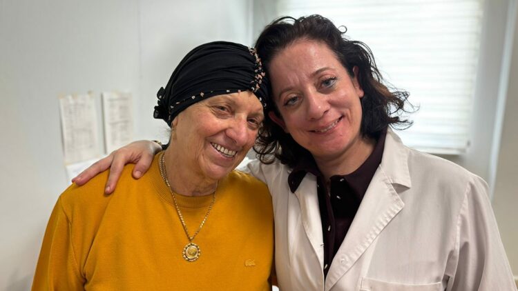 Bir gecede ses telleri felç olan anneyi doktor kızı iyileştirdi