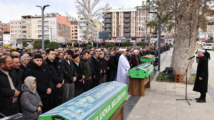 vBiyogaz tesisinde zehirlenen 3 işçi, son yolculuklarına uğurlandı