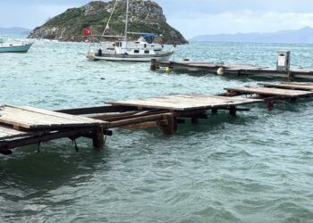 Bodrum'da fırtına; deniz taştı, işletmelerin camları kırıldı