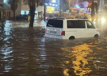 Bodrum'da yağış uyarısının ardından okullara 1 gün ara verildi