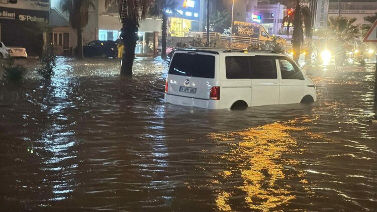 Bodrum'da yağış uyarısının ardından okullara 1 gün ara verildi
