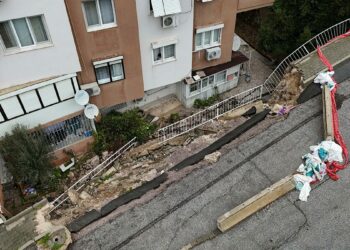 Buca'da istinat duvarı çöktü; apartman sakinleri çözüm bekliyor