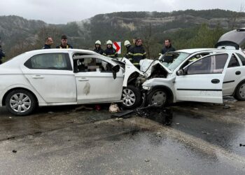 Burdur'da iki otomobil kafa kafaya çarpıştı; 6 ölü, 6 yaralı