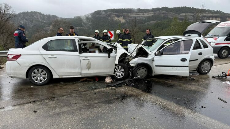 Burdur'da iki otomobil kafa kafaya çarpıştı; 6 ölü, 6 yaralı