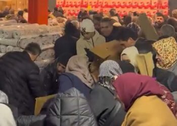 Bursa'da mağaza açılışında izdiham