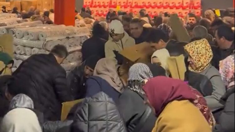 Bursa'da mağaza açılışında izdiham