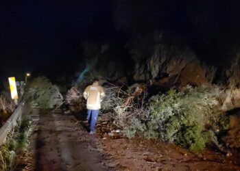 Bursa'da mahalle yolu heyelan nedeniyle ulaşıma kapandı