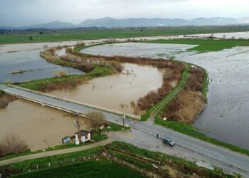 Büyük Menderes Nehri taştı, kara yolu ulaşıma kapatıldı