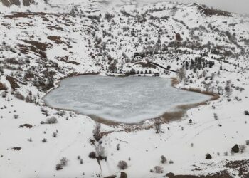 Buz tutan Ardos Gölü dronla görüntülendi