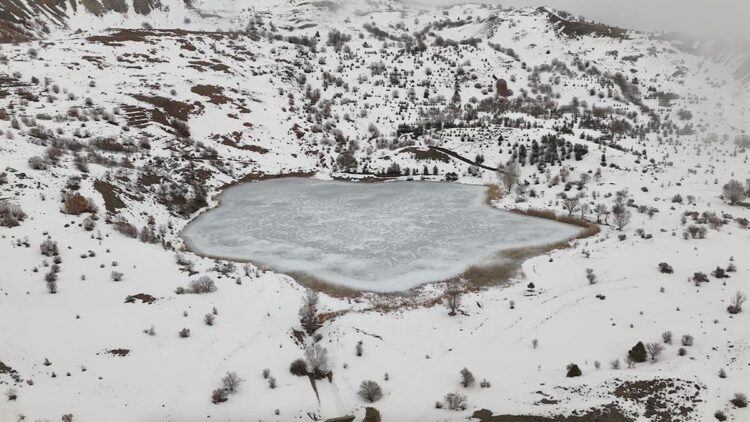 Buz tutan Ardos Gölü dronla görüntülendi
