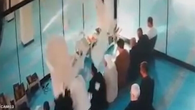 Camide cemaatin üzerine asma tavan parçaları düştü