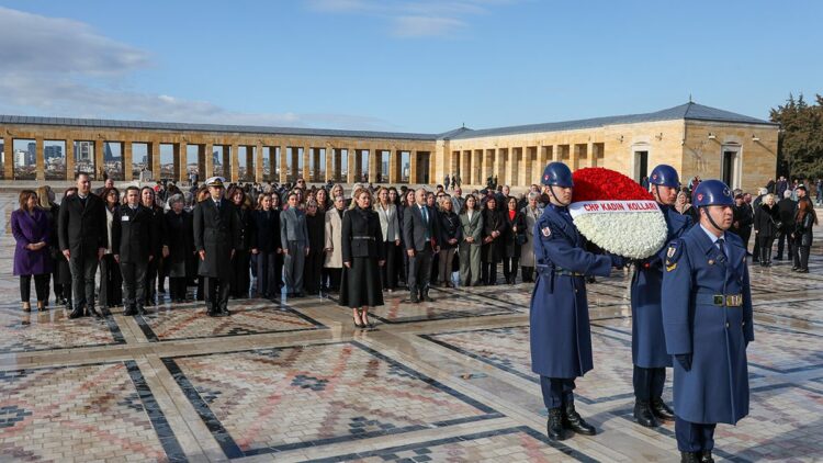 CHP Kadın Kolları, Anıtkabir'i ziyaret etti