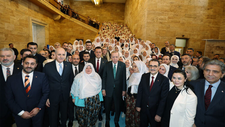 Meyhane jargonuyla siyasetçilik oynamaktan artık vazgeçsin