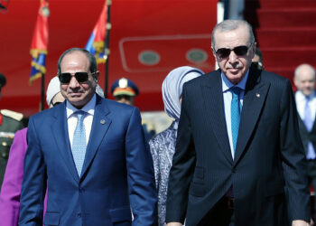 Erdoğan Mısır'a gitti; Erdoğan'ı Sisi karşıladı