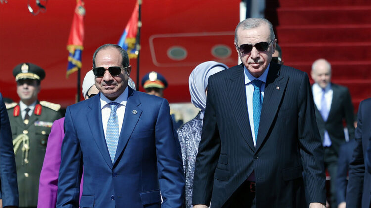 Erdoğan Mısır'a gitti; Erdoğan'ı Sisi karşıladı
