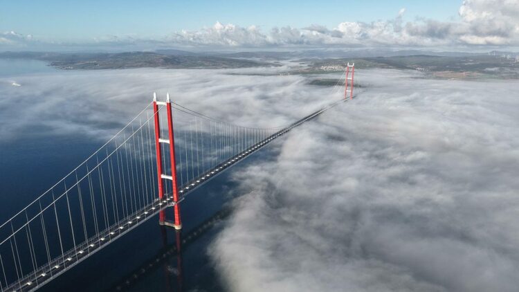 Çanakkale Boğazı sis nedeniyle çift yönlü olarak ulaşıma kapatıldı