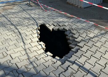 Çanakkale'de sağanak nedeniyle yol çöktü