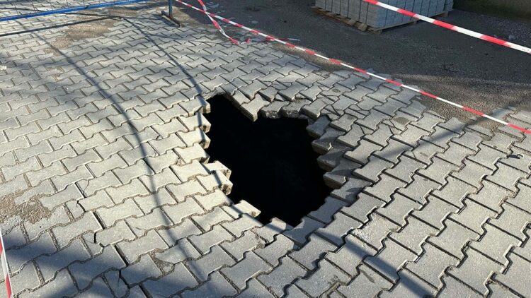 Çanakkale'de sağanak nedeniyle yol çöktü