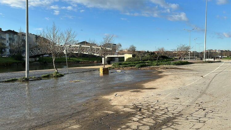 Çanakkale'de taşan Sarıçay'ın suyu geri çekildi