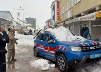 Çatıda biriken kar, jandarma aracının üzerine düştü: 2 yaralı