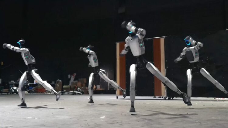 Çin'de Bahar Bayramı galasında insansı robotlardan gösteri