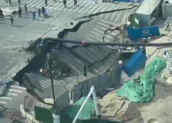 Çin'de metro inşaatı sırasında yol çöktü