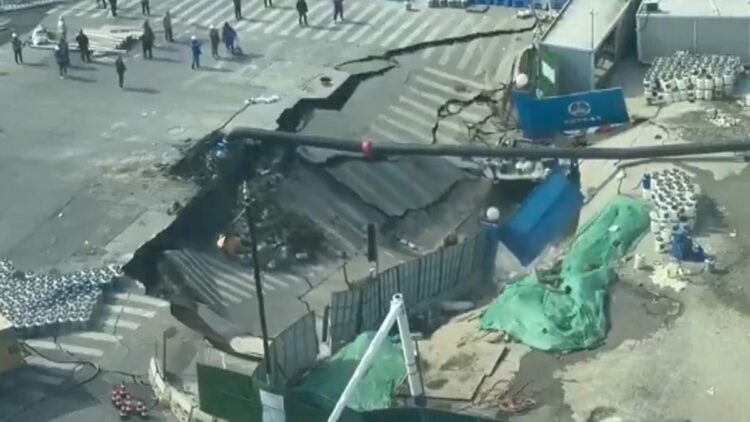 Çin'de metro inşaatı sırasında yol çöktü