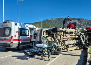 Cipe çarpmamak için sürücüsünün manevra yaptığı ambulans devrildi; 4 yaralı