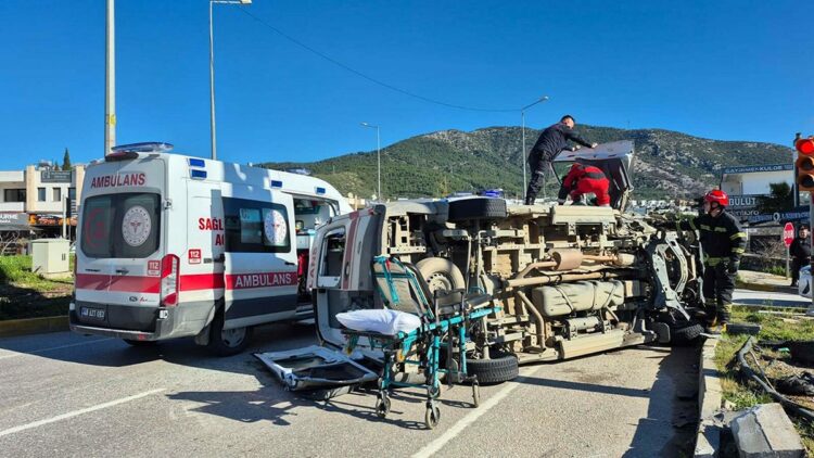 Cipe çarpmamak için sürücüsünün manevra yaptığı ambulans devrildi; 4 yaralı