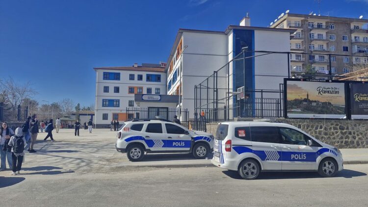 Cıva dökülen sınıftaki 20 öğrenci hastanelik oldu