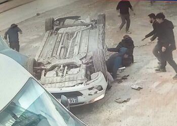 Çocuk sürücünün kullandığı otomobil, 3 araca çarpıp takla attı: 8 yaralı