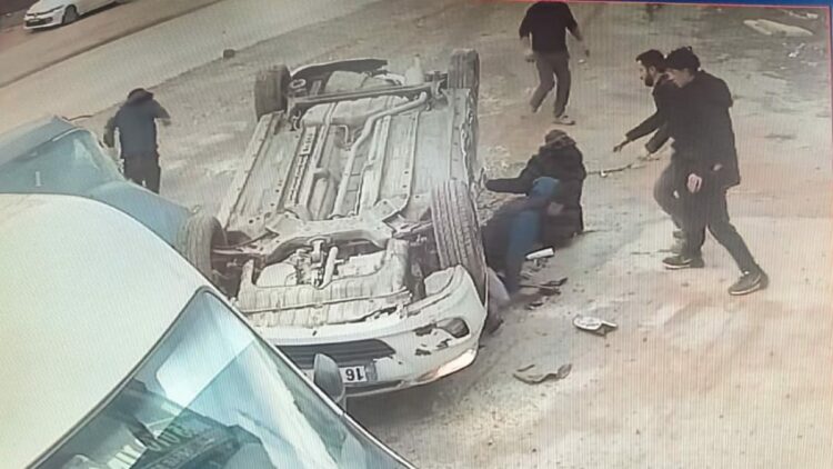 Çocuk sürücünün kullandığı otomobil, 3 araca çarpıp takla attı: 8 yaralı