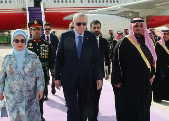 Cumhurbaşkanı Erdoğan Suudi Arabistan'da resmi törenle karşılandı